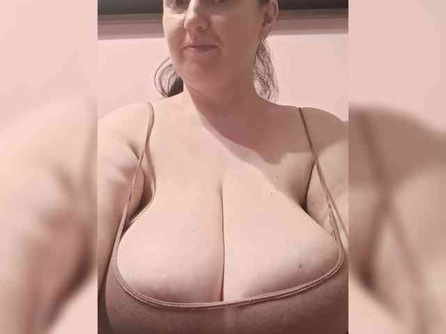 LadyAlma webcam