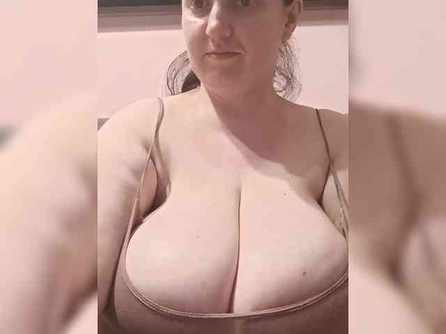 LadyAlma webcam