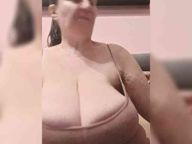 LadyAlma webcam
