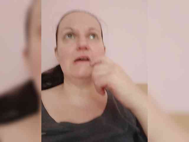 LadyAlma webcam