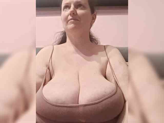 LadyAlma webcam