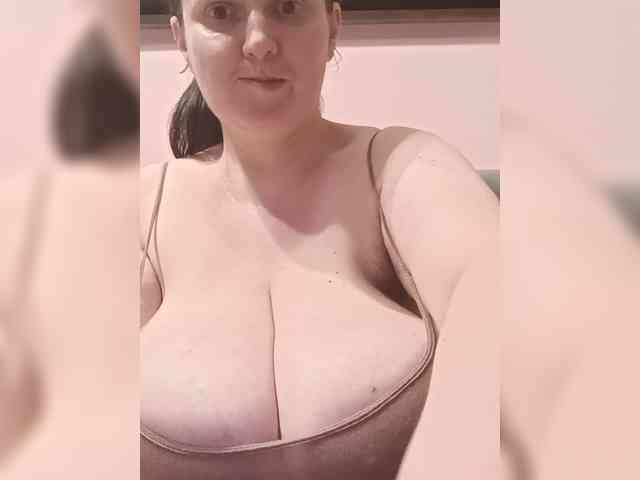 LadyAlma webcam