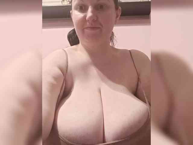 LadyAlma webcam