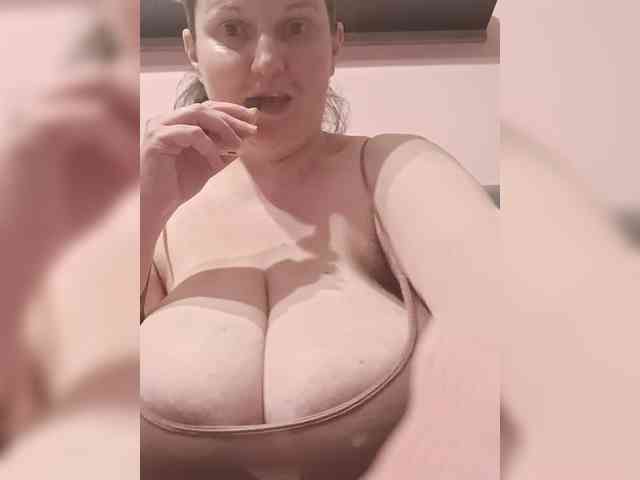 LadyAlma webcam