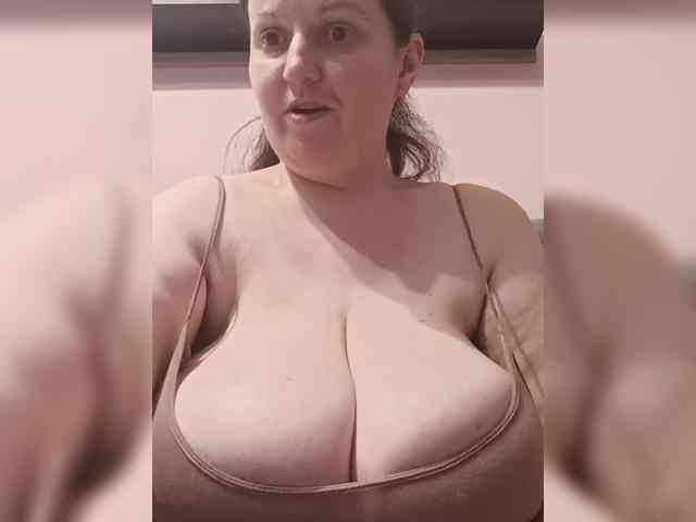 LadyAlma webcam
