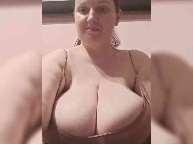 LadyAlma webcam