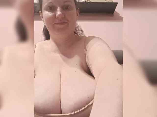 LadyAlma webcam