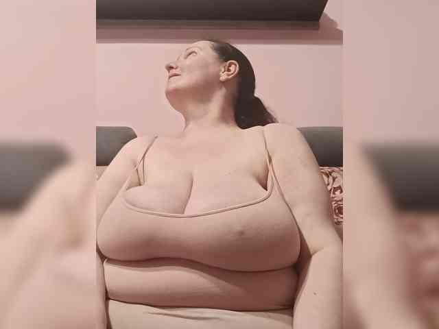 LadyAlma webcam