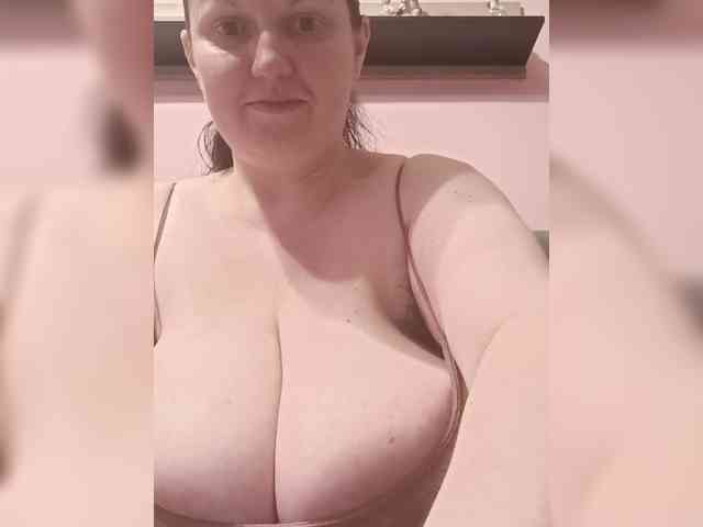 LadyAlma webcam