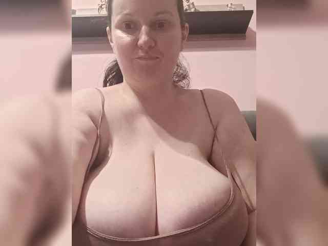 LadyAlma webcam