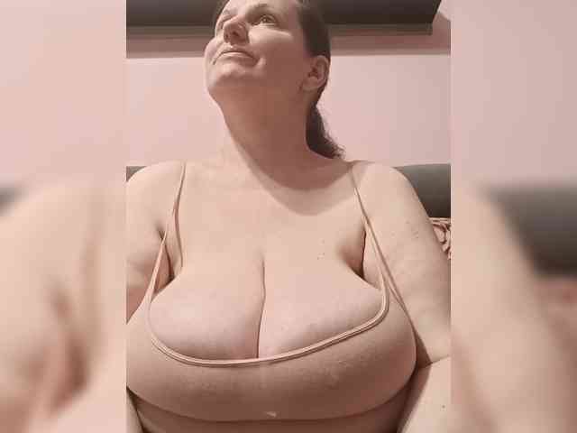 LadyAlma webcam