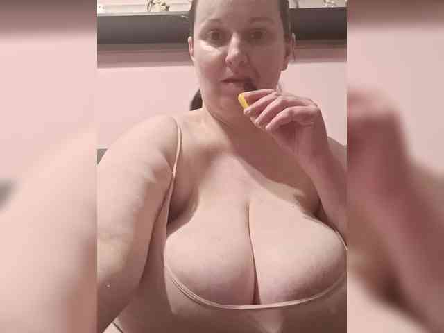 LadyAlma webcam