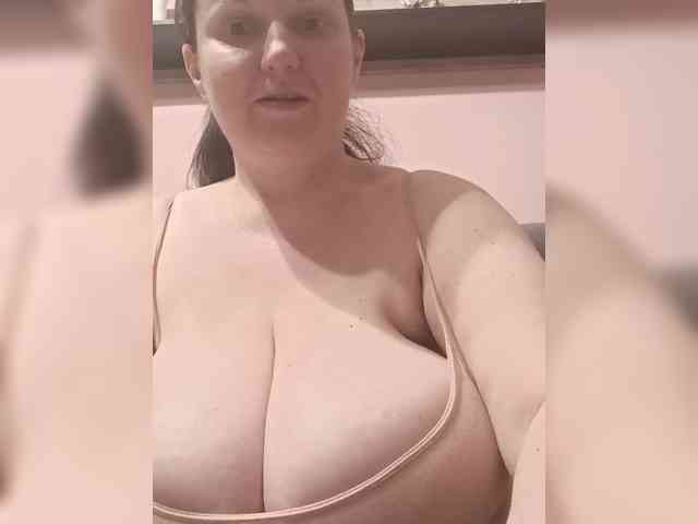 LadyAlma webcam