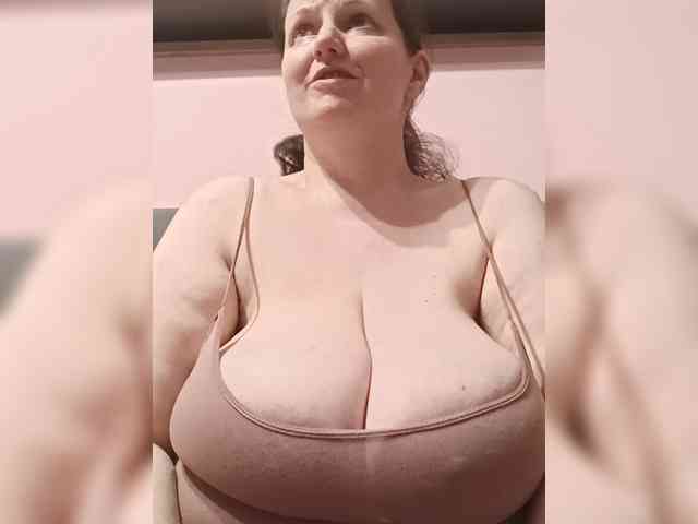LadyAlma webcam