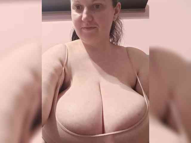 LadyAlma webcam