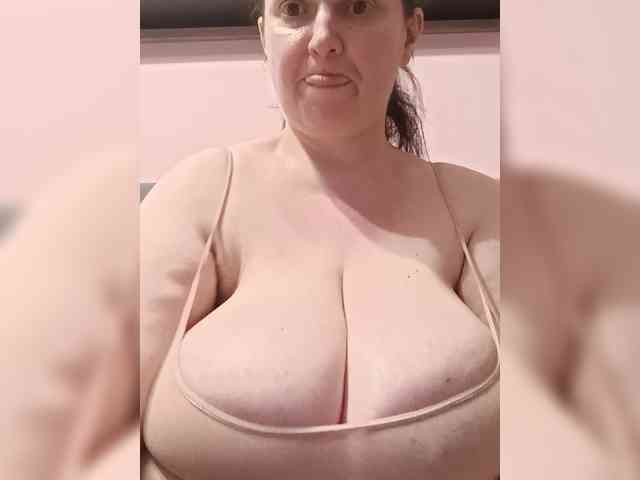 LadyAlma webcam