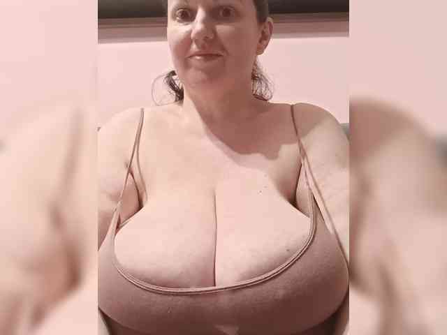 LadyAlma webcam