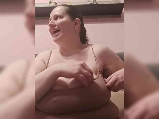 LadyAlma webcam