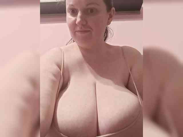 LadyAlma webcam