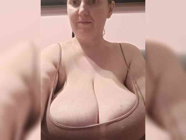 LadyAlma webcam