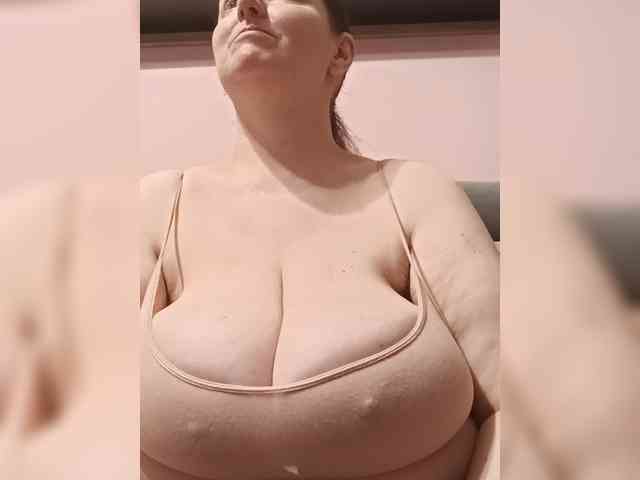 LadyAlma webcam
