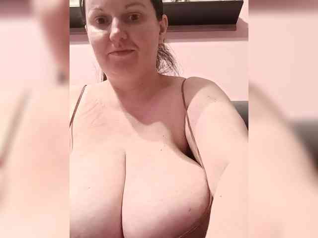 LadyAlma webcam