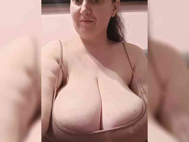 LadyAlma webcam
