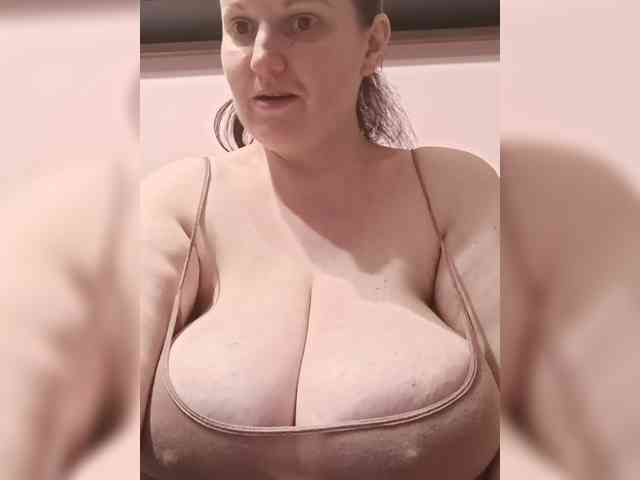 LadyAlma webcam