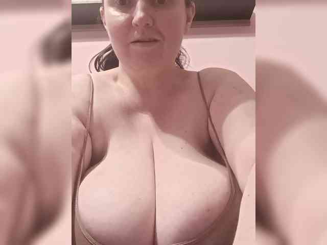 LadyAlma webcam