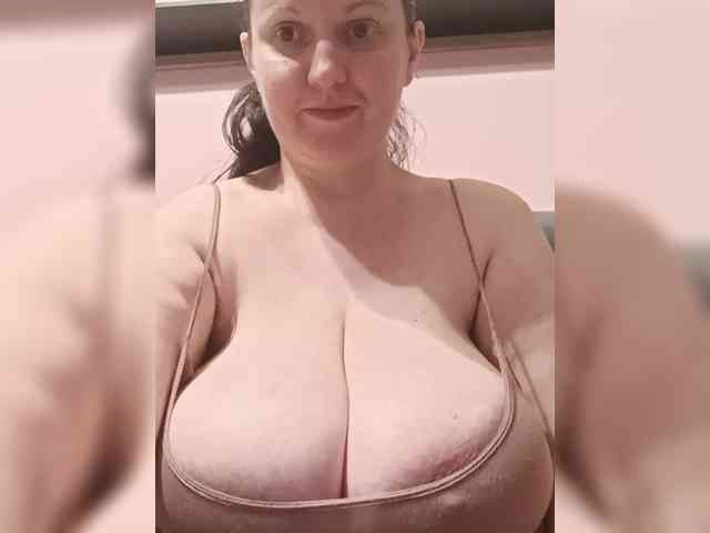 LadyAlma webcam