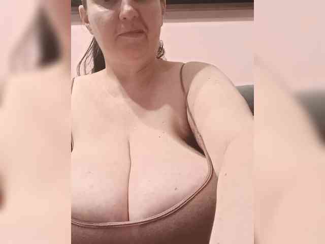 LadyAlma webcam