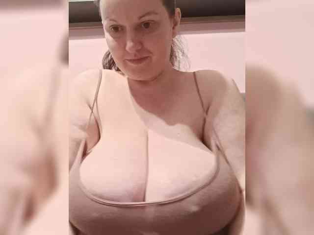 LadyAlma webcam