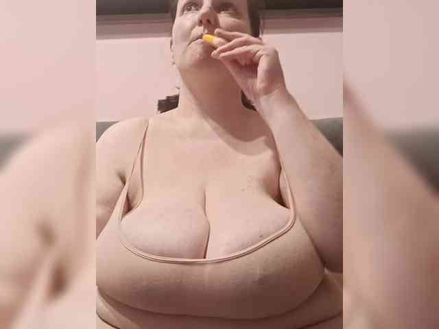 LadyAlma webcam