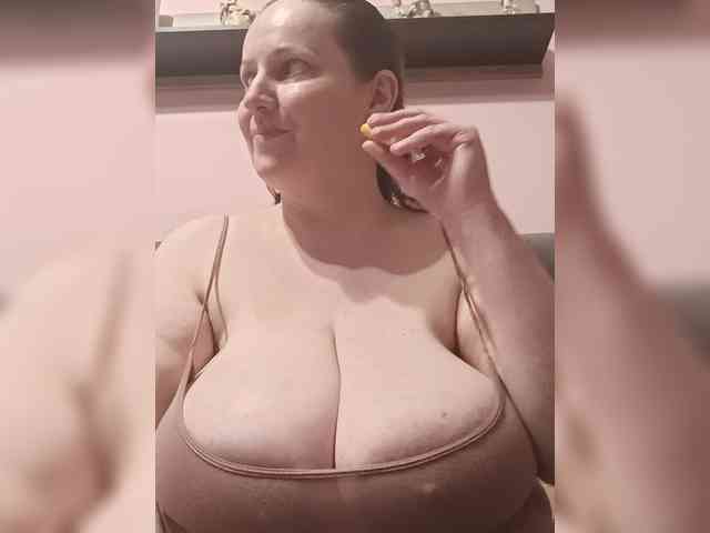 LadyAlma webcam