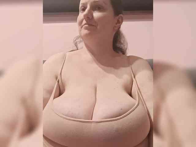 LadyAlma webcam