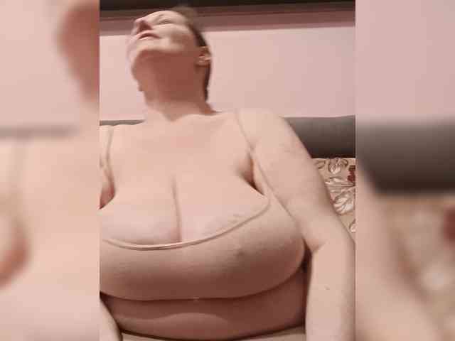 LadyAlma webcam