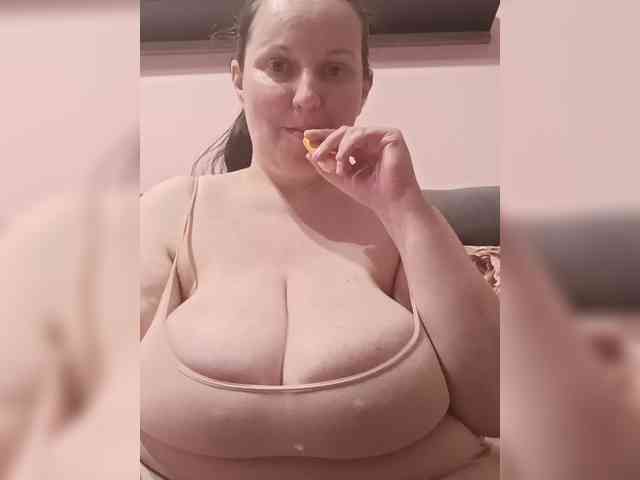 LadyAlma webcam
