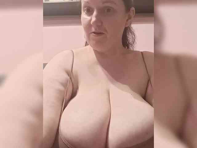 LadyAlma webcam
