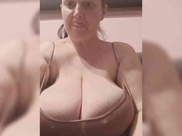 LadyAlma webcam