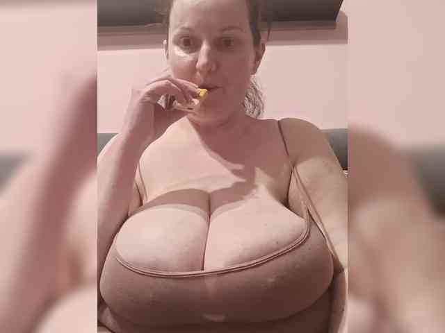 LadyAlma webcam
