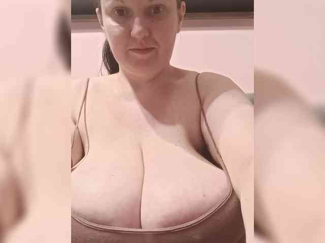 LadyAlma webcam
