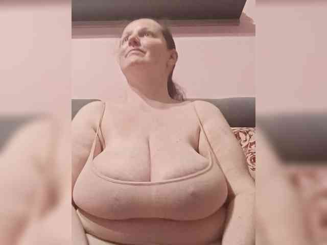 LadyAlma webcam