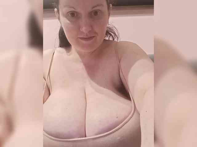 LadyAlma webcam