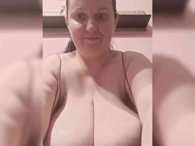 LadyAlma webcam