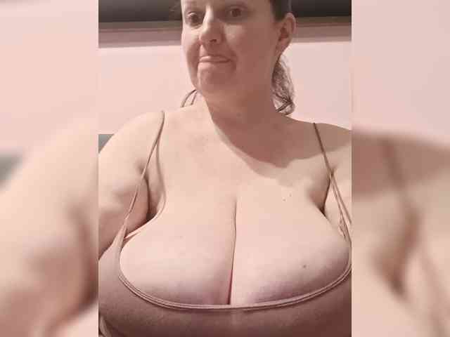 LadyAlma webcam