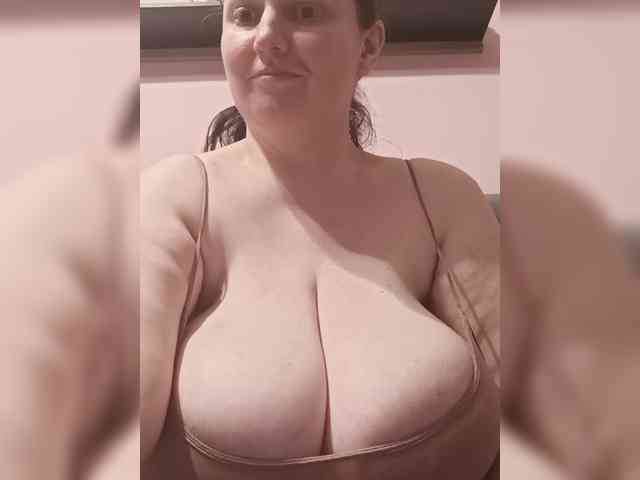 LadyAlma webcam