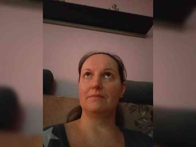 LadyAlma webcam