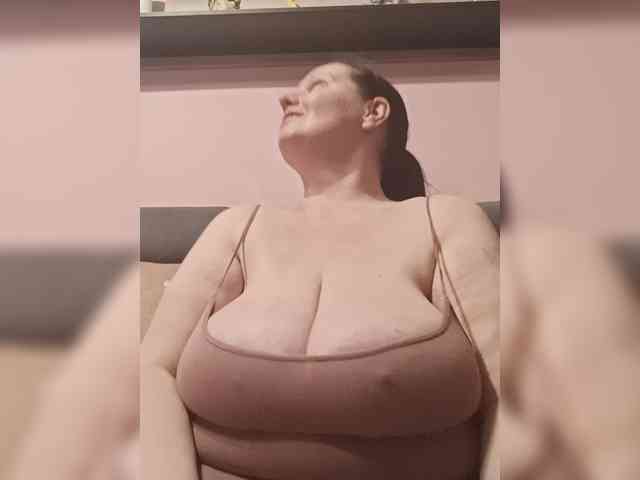 LadyAlma webcam