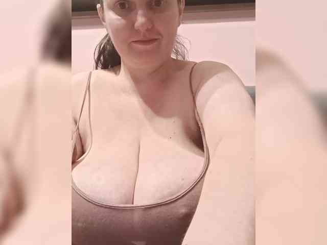 LadyAlma webcam