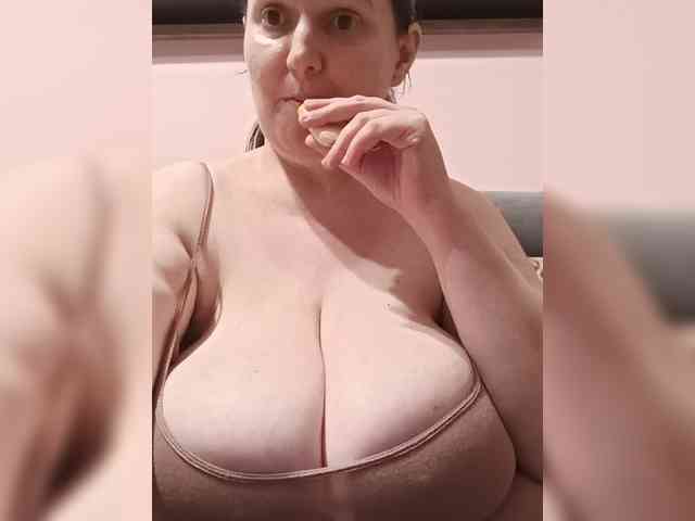 LadyAlma webcam